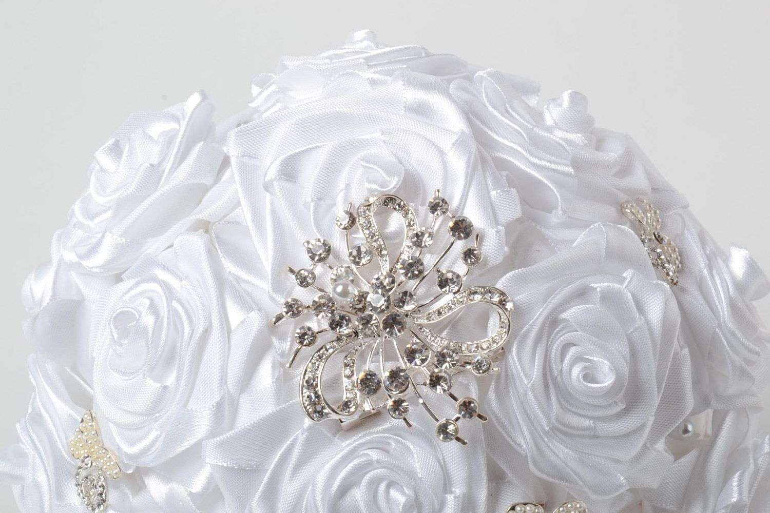 Festlicher weißer handmade Hochzeitsstrauß mit Kunstblumen aus Atlasbändern für Braut foto 2