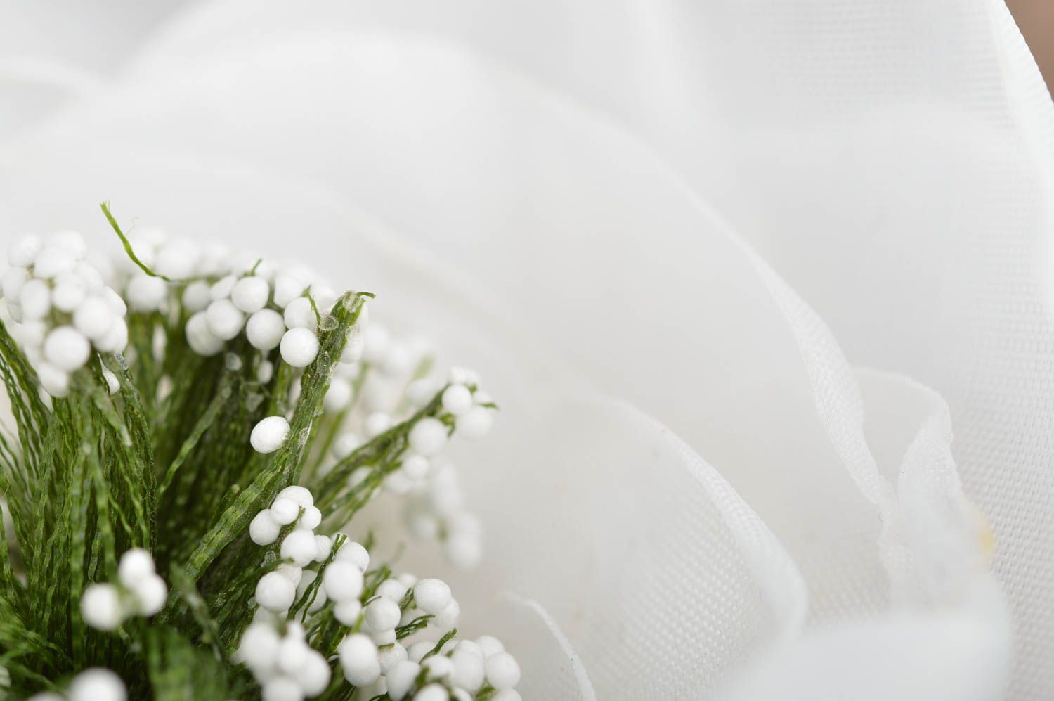 Белая шифоновая брошь в виде цветка мака ручной работы авторская красивая фото 4