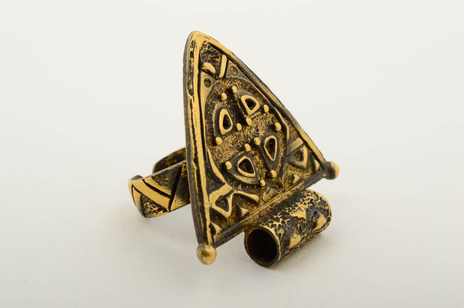 Кольцо ручной работы женский перстень кольцо из бронзы треугольное авторское фото 3