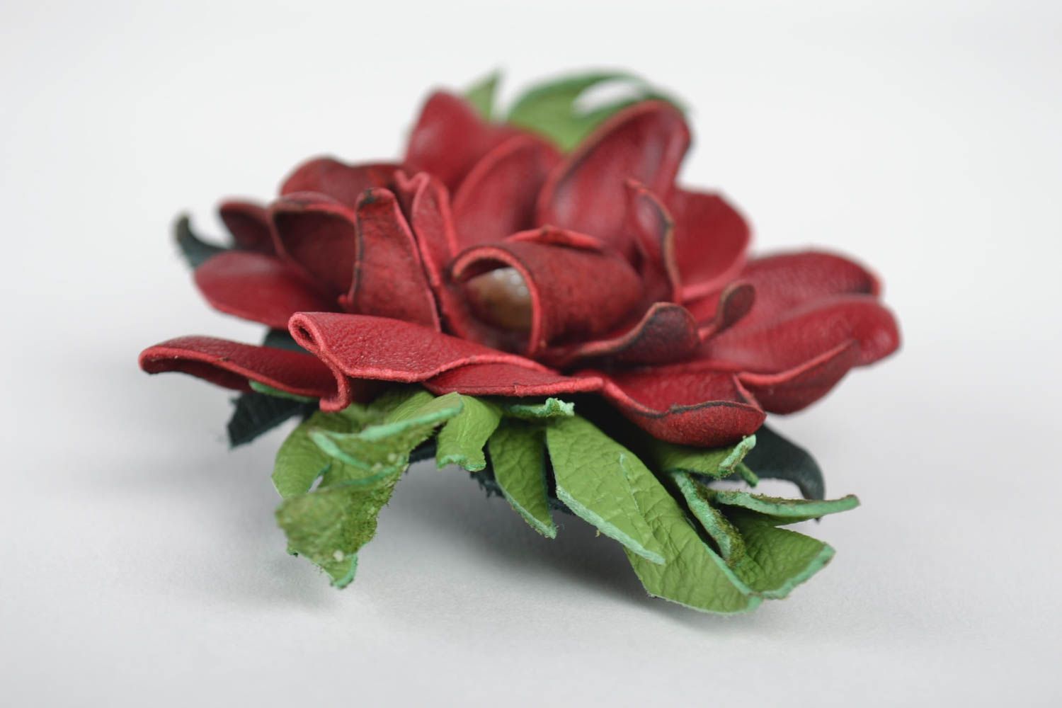 Broche fleur Bijou fantaisie fait main en cuir rouge fantaisie Accessoire femme photo 4