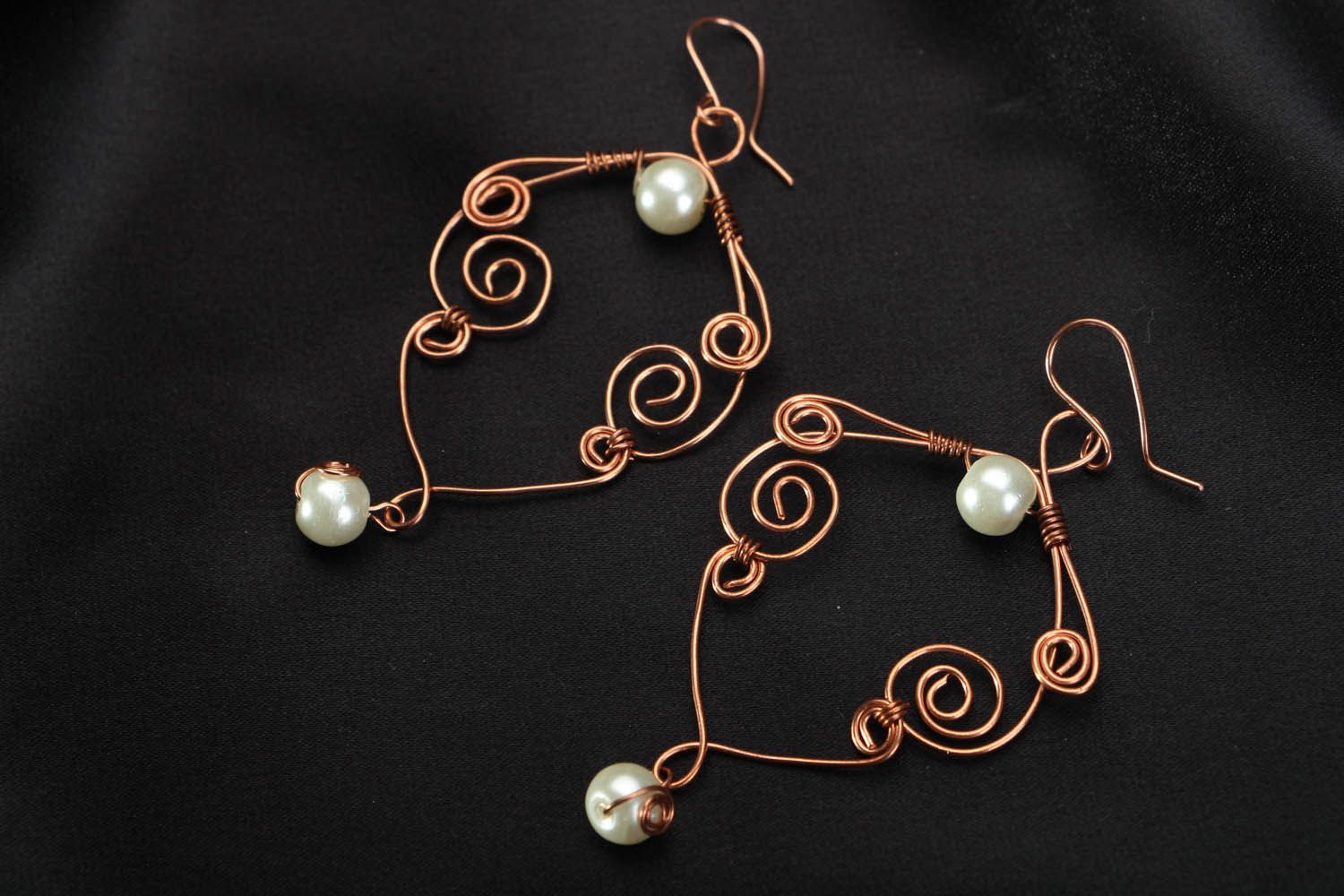 Earrings with pearl-like beads photo 1