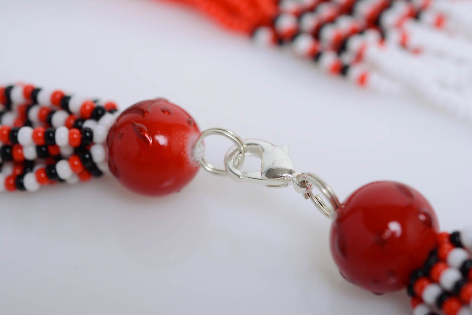 Collier en perles de rocaille rouge blanc noir style ethnique original fait main photo 5