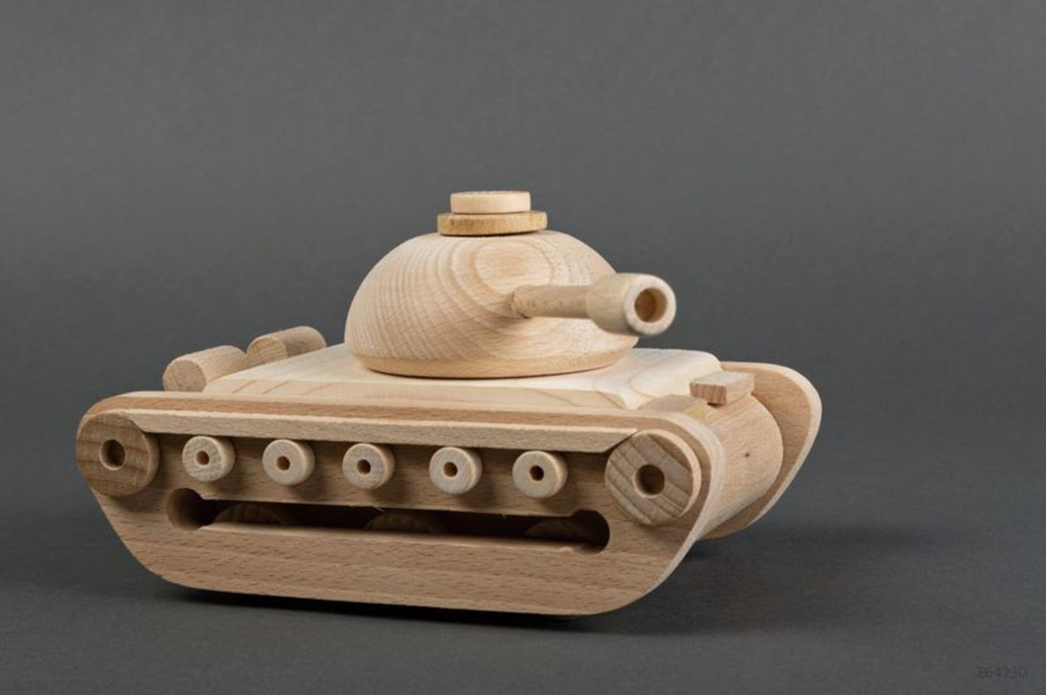 Tanque de juguete hecho de madera foto 4