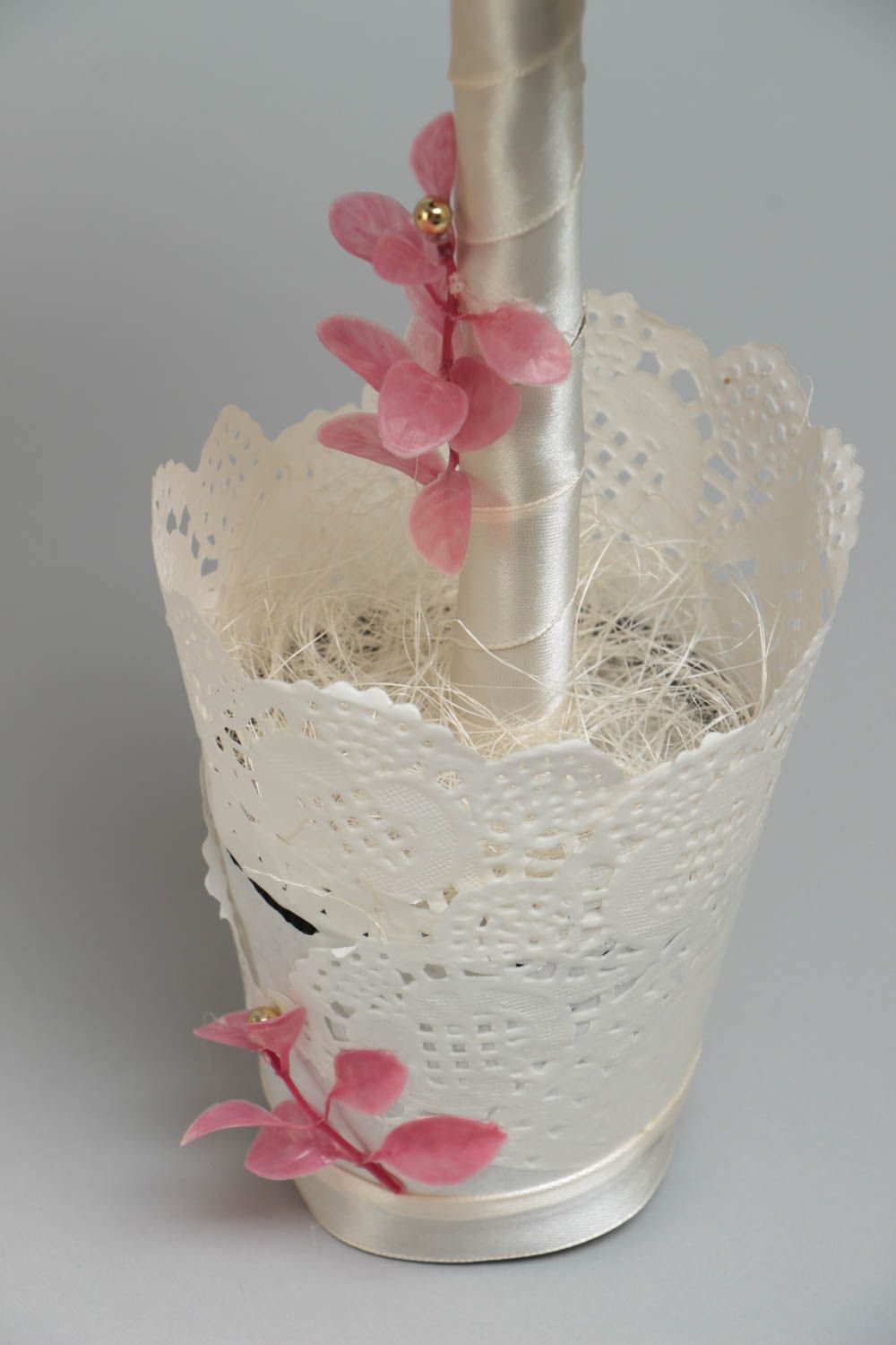 Topiario artesanal de sisal y flores blancas con cuentas de tamaño mediano foto 4