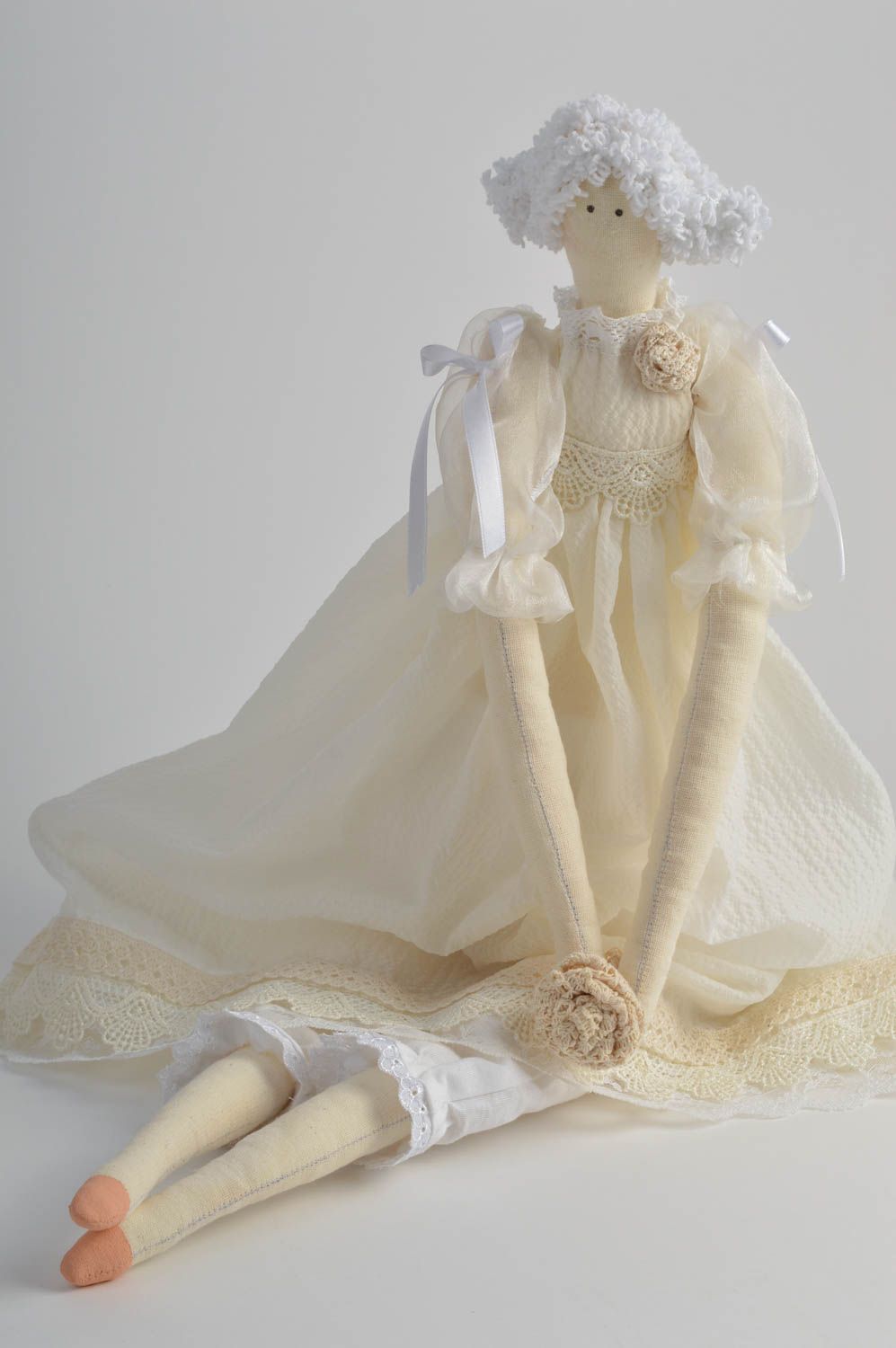 Muñeca de tela artesanal blanca en vestido para interior bonita foto 5