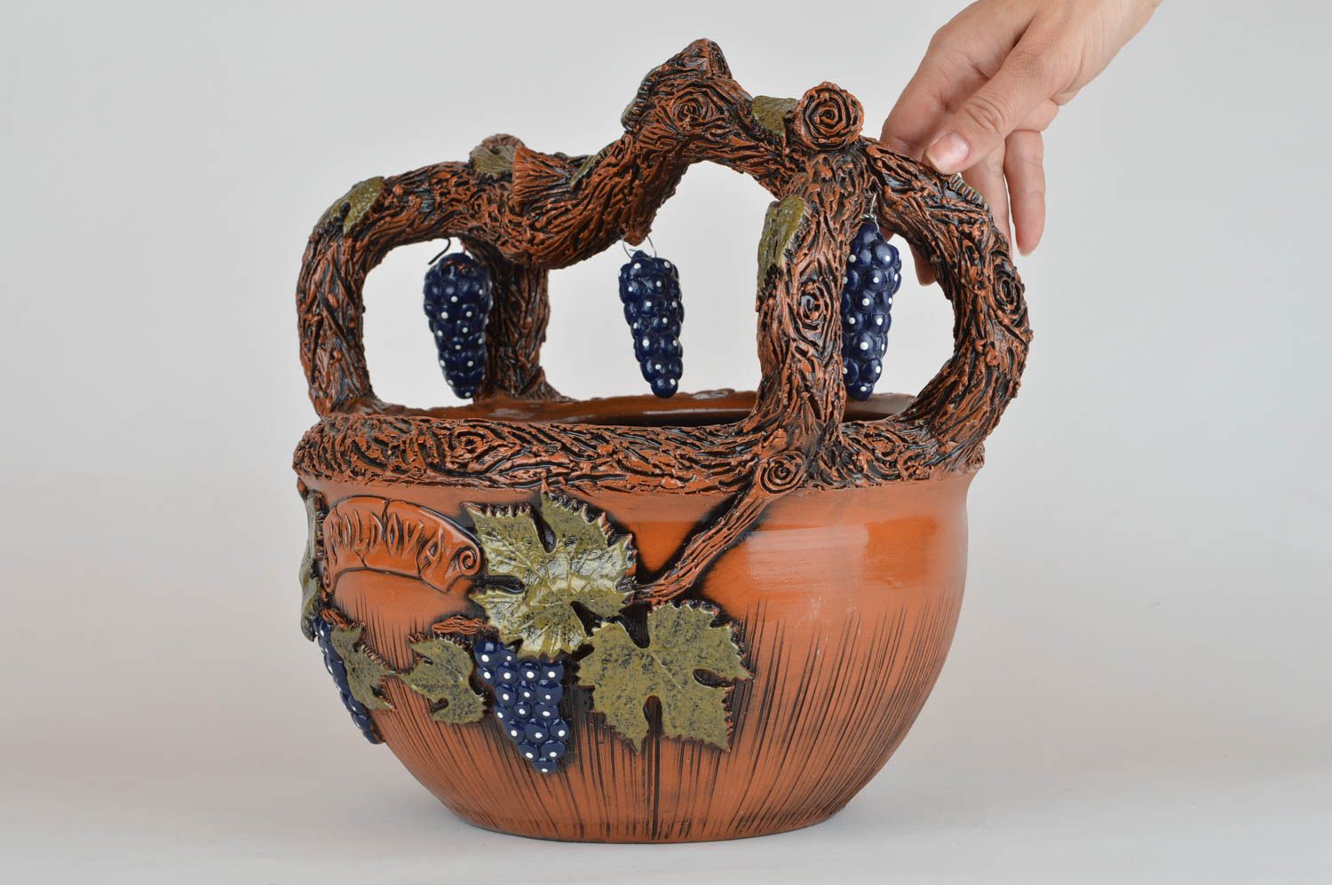 Большая керамическая фруктовница ручной работы из красной глины с виноградом фото 3