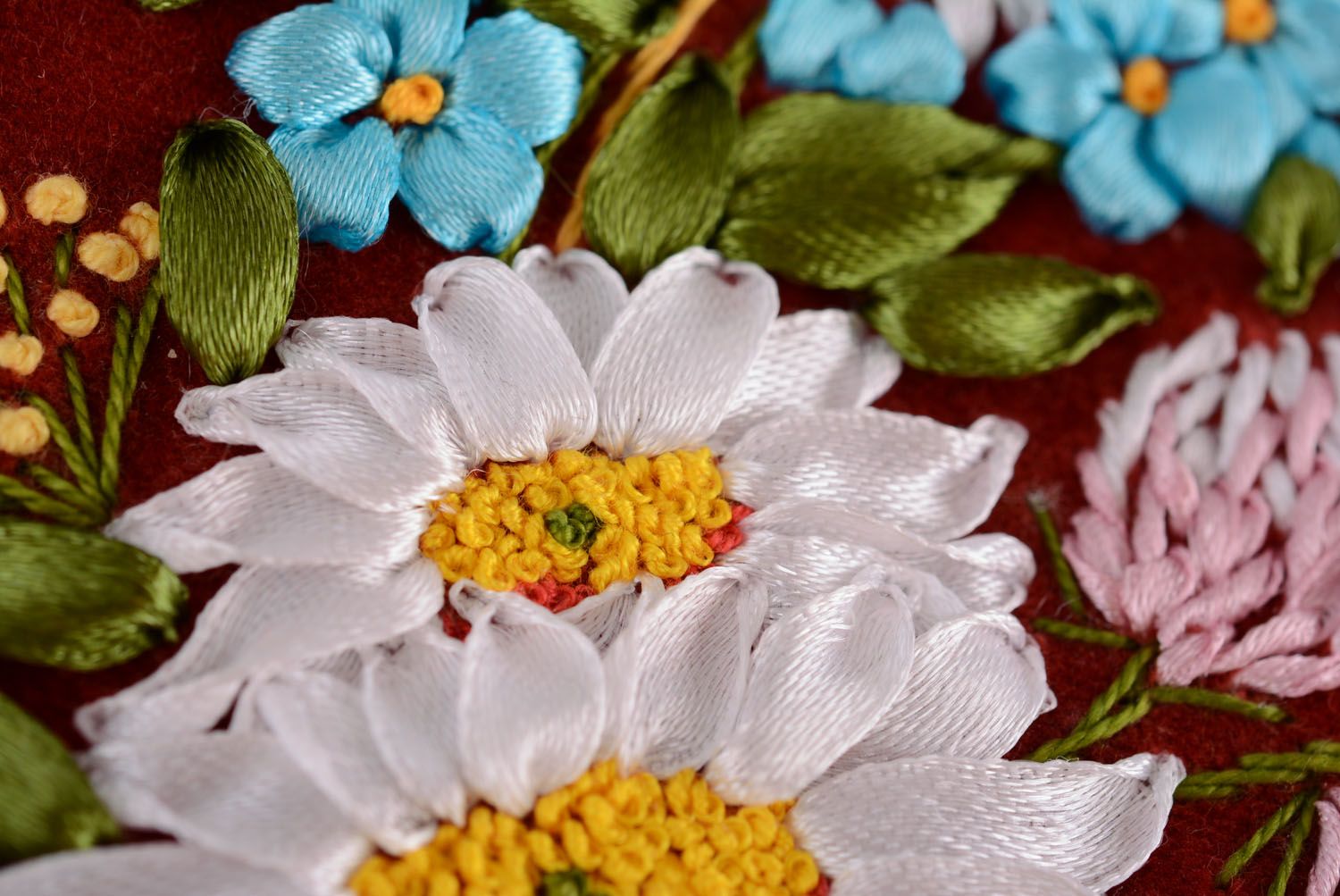 Porta-cosméticos com bordados costurada à mão Camomilas foto 3