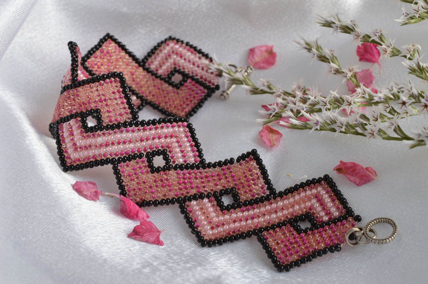 Наручный браслет из бисера розовый плетеный вручную на замочке тогл Ромбы фото 1