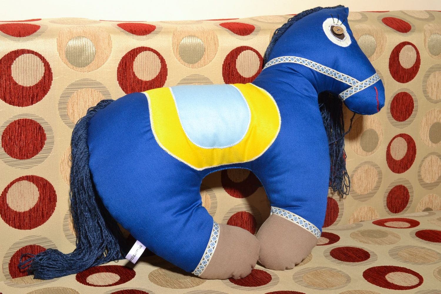 Cojín decorativo para sofá original hecho a mano caballo azul con melena foto 1