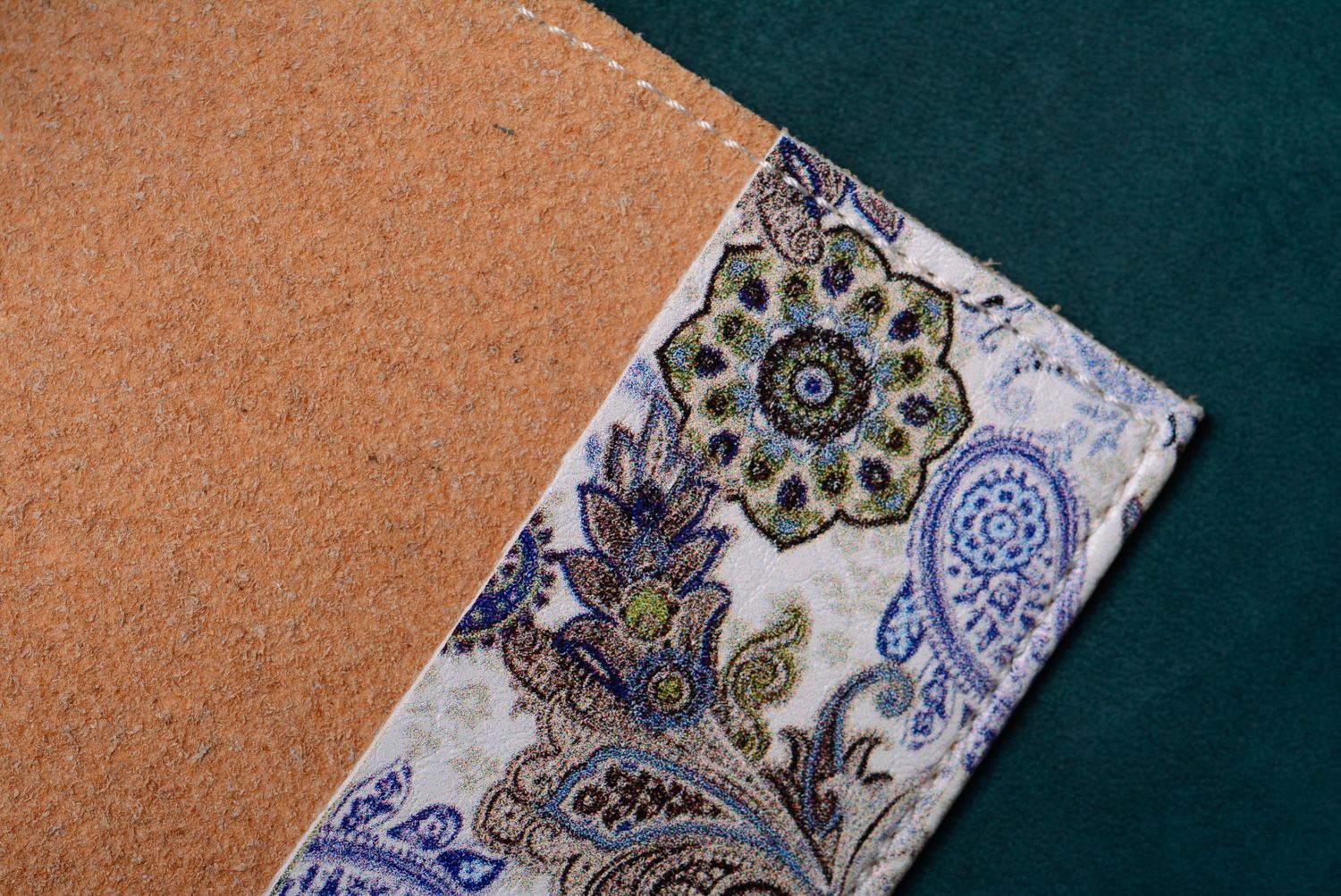 Cubierta de cuero para pasaporte con estampado en estilo turco hecha a mano foto 5