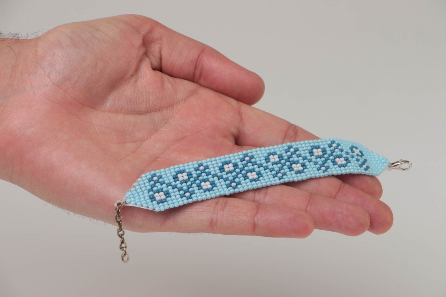 Голубой браслет из бисера широкий красивый на цепочке ручной работы в этно-стиле фото 5