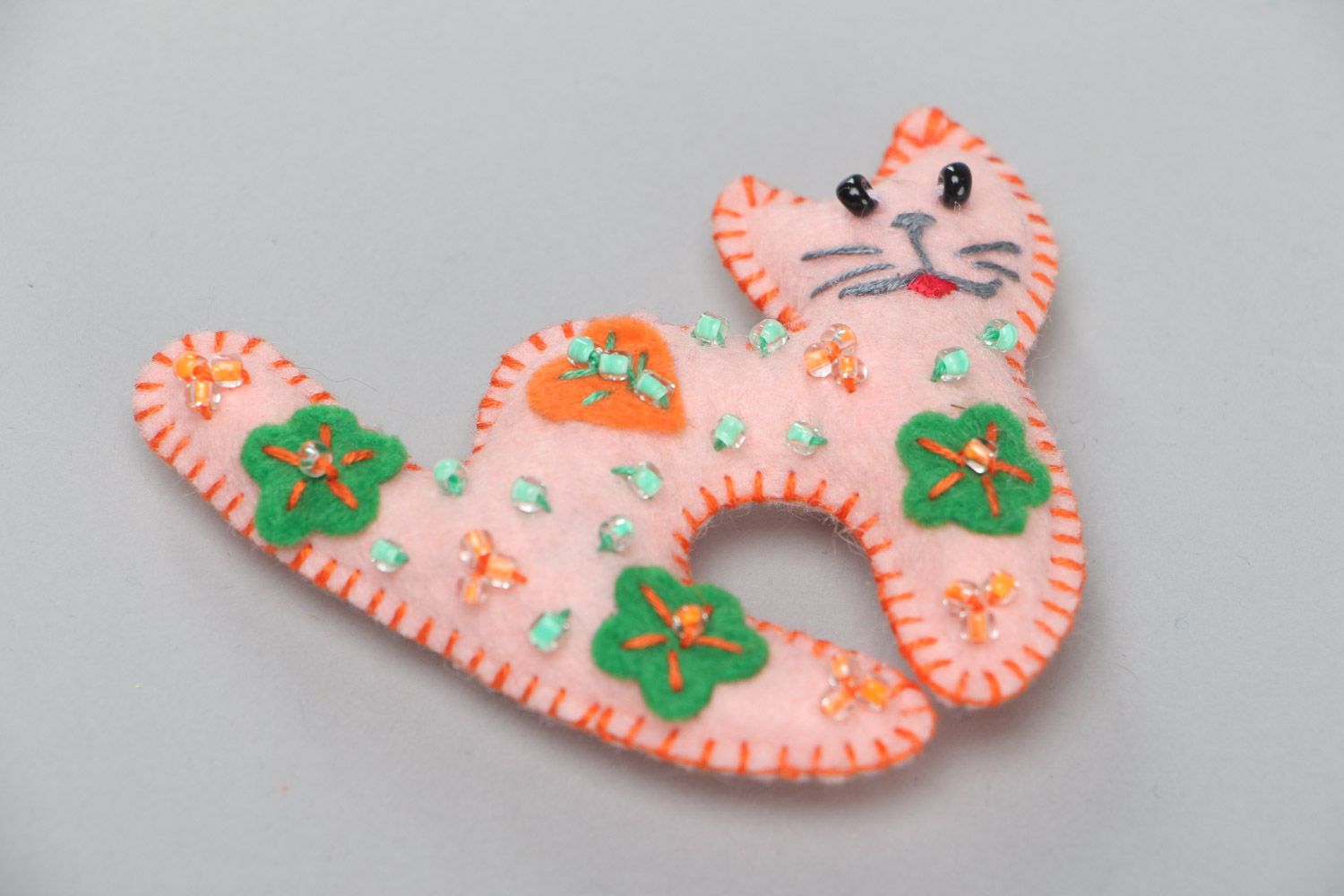 Игрушка ручной работы из фетра маленький котик розового цвета с бисером фото 2