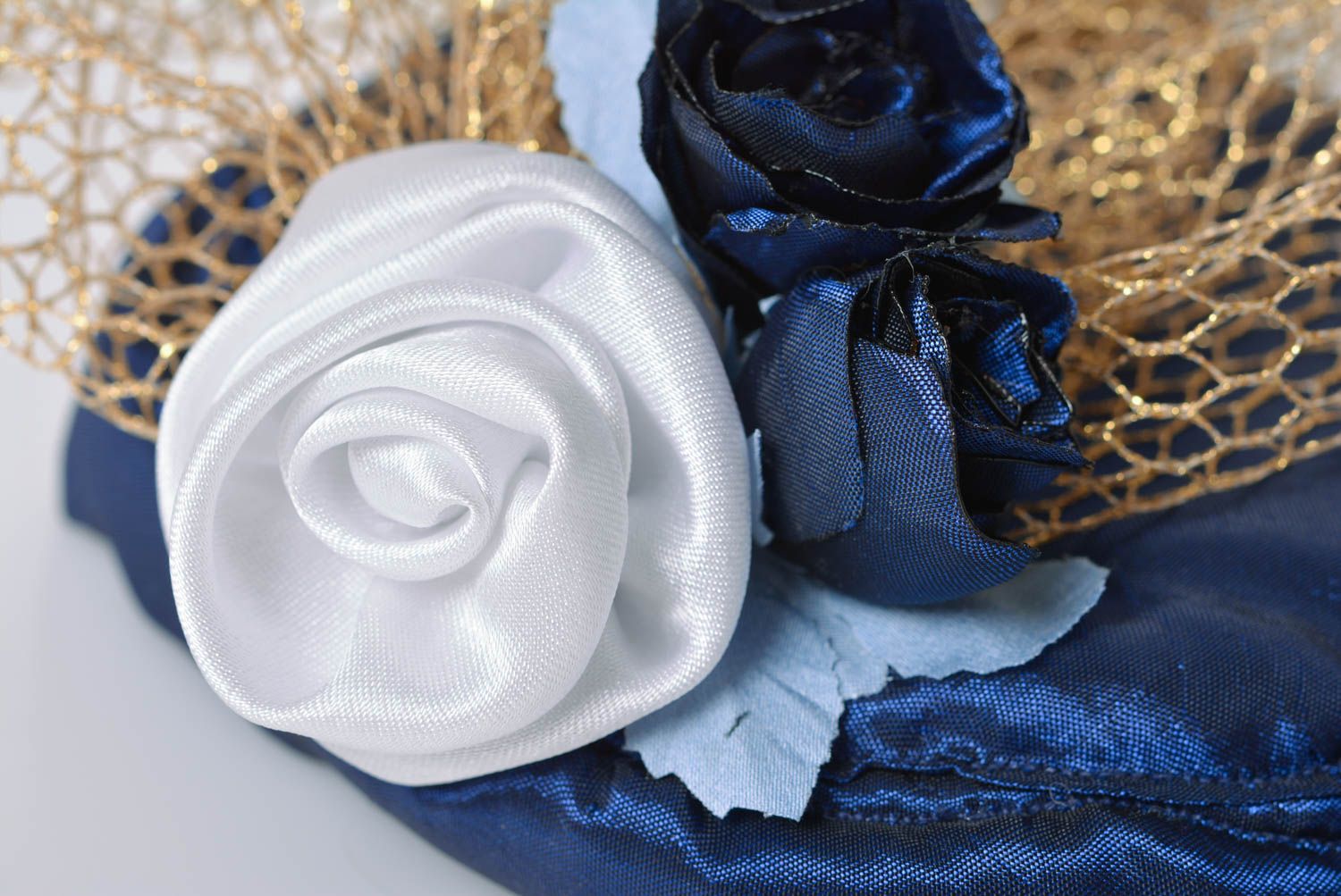 Chapeau pour femme bleu en satin avec fleurs et filet fait main original photo 2