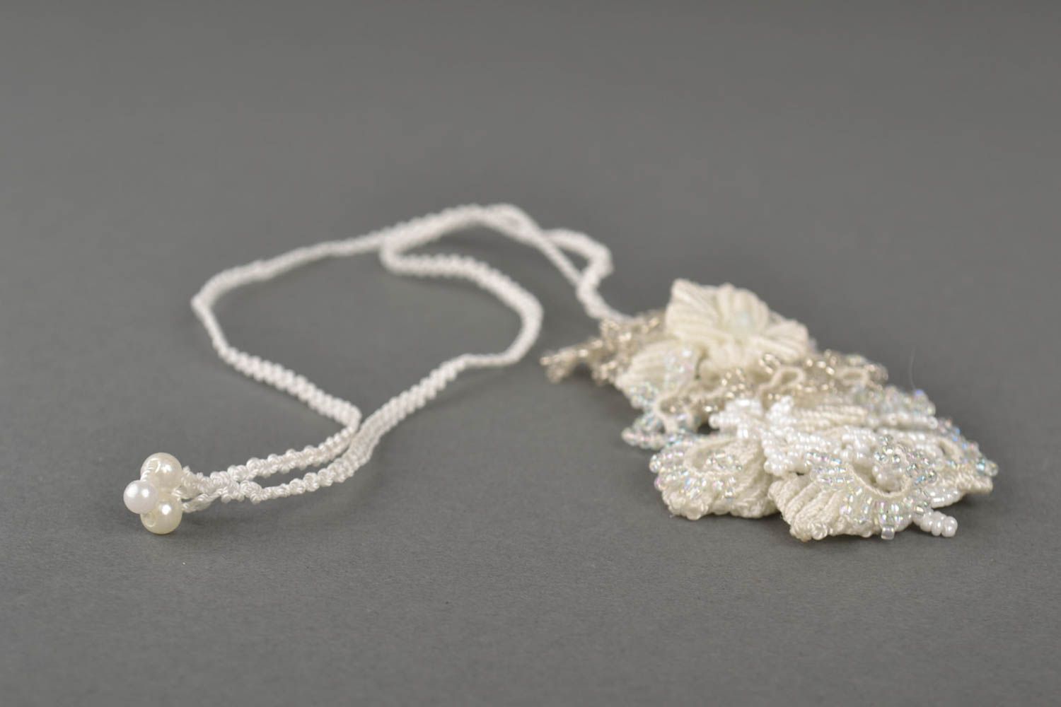 Pendentif macramé Bijou fait main blanc perles de rocaille fils Cadeau femme photo 4