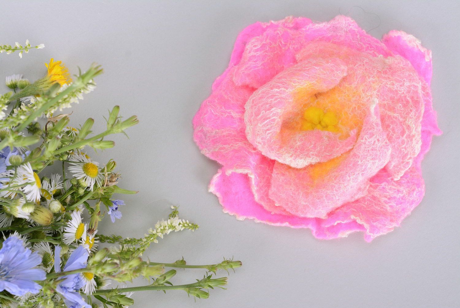 Broche faite main 'Petite fleur rose' photo 1