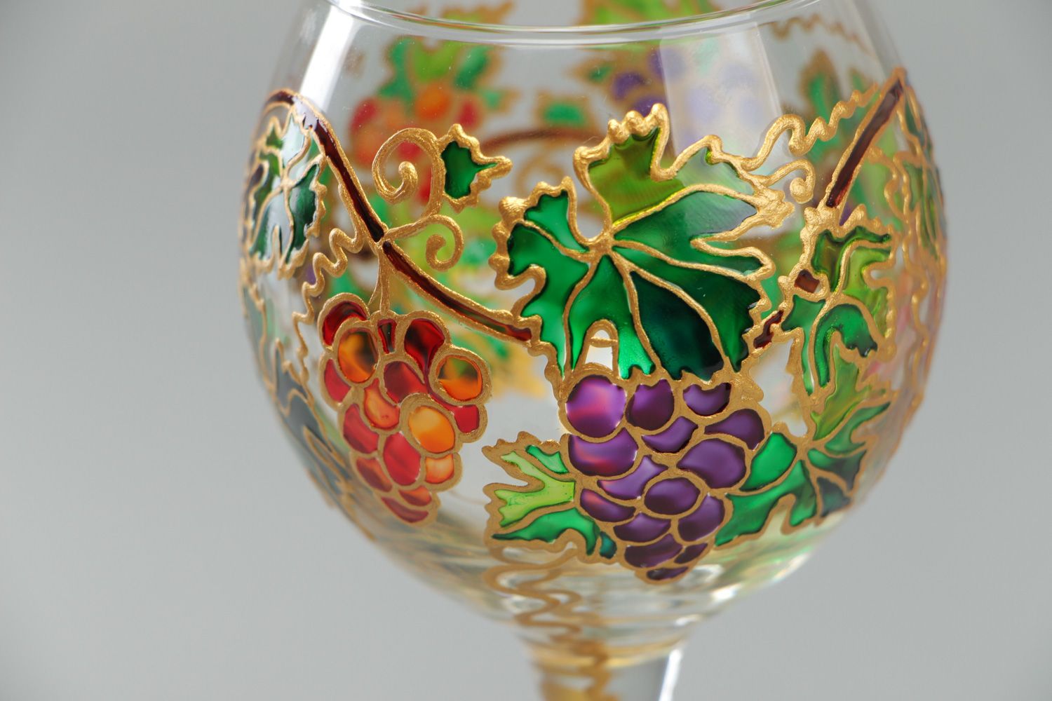 Schönes handmade Weinglas mit Stiel mit Glasmalfarben und Konturen bemalt foto 2