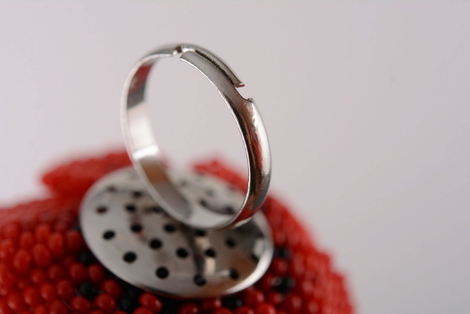 Оригинальное кольцо из бисера Мак фото 4