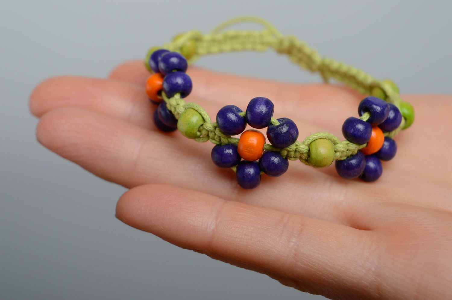 Bracelet en cordon tressé étroit multicolore avec perles en bois en macramé  photo 3