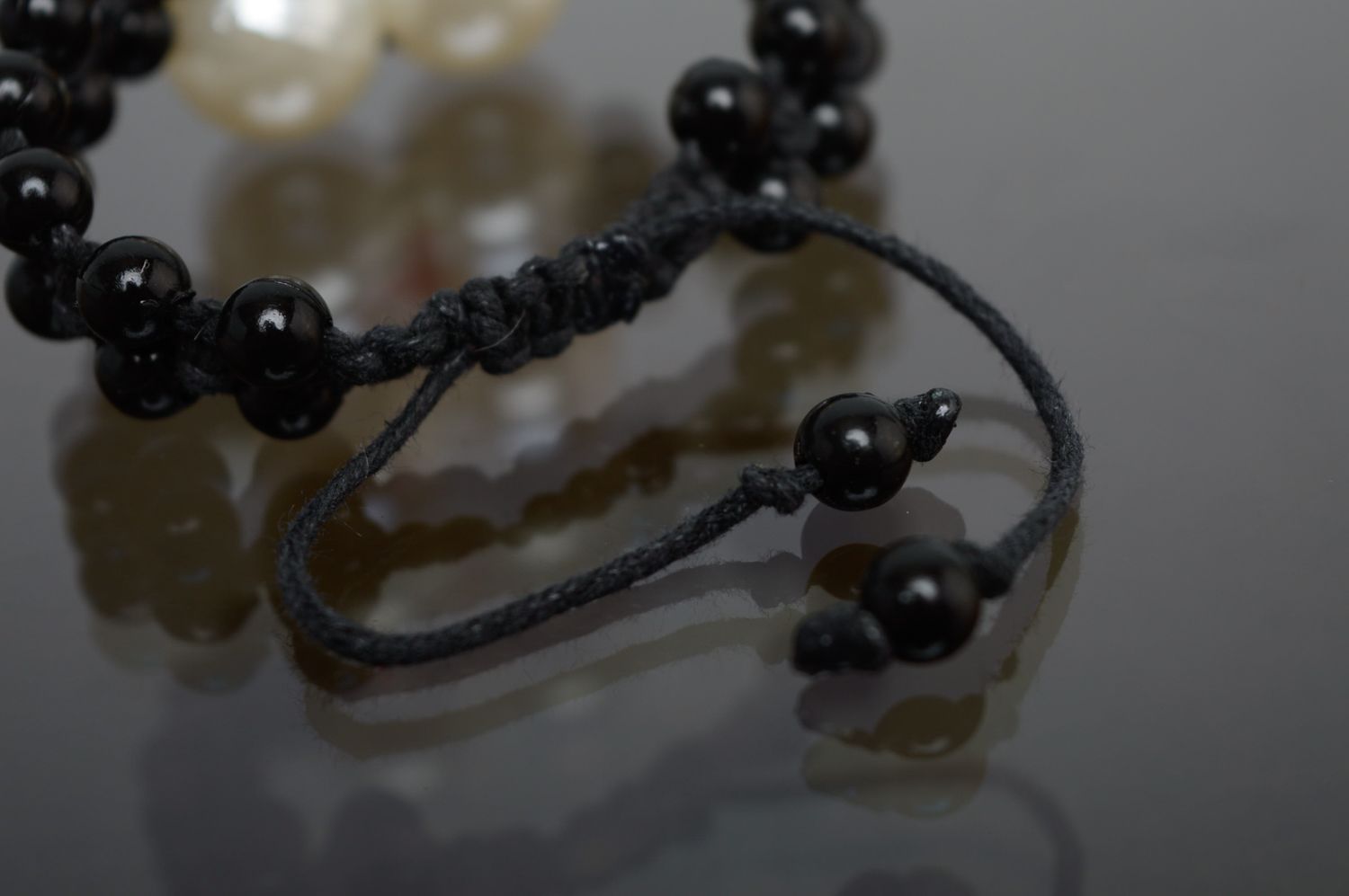Bracelet en macramé original lacet noir ciré et perles en céramique fait main photo 4
