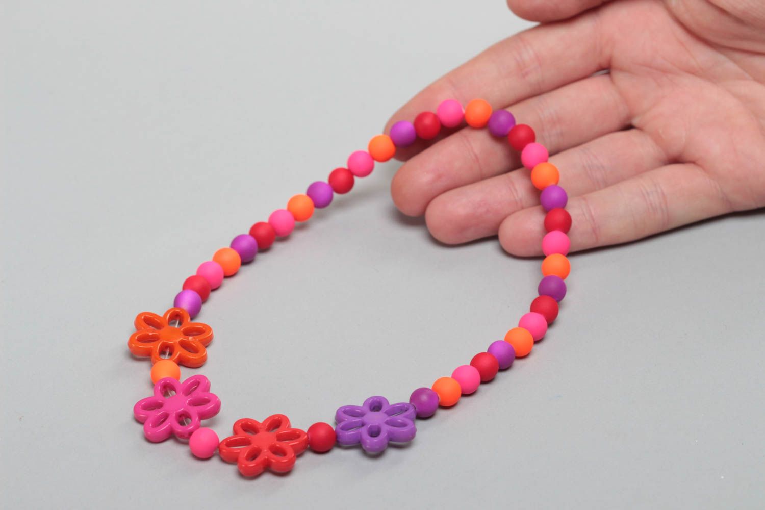 Collier en perles plastiques fait main rose-violet avec fleurs pour enfant photo 5