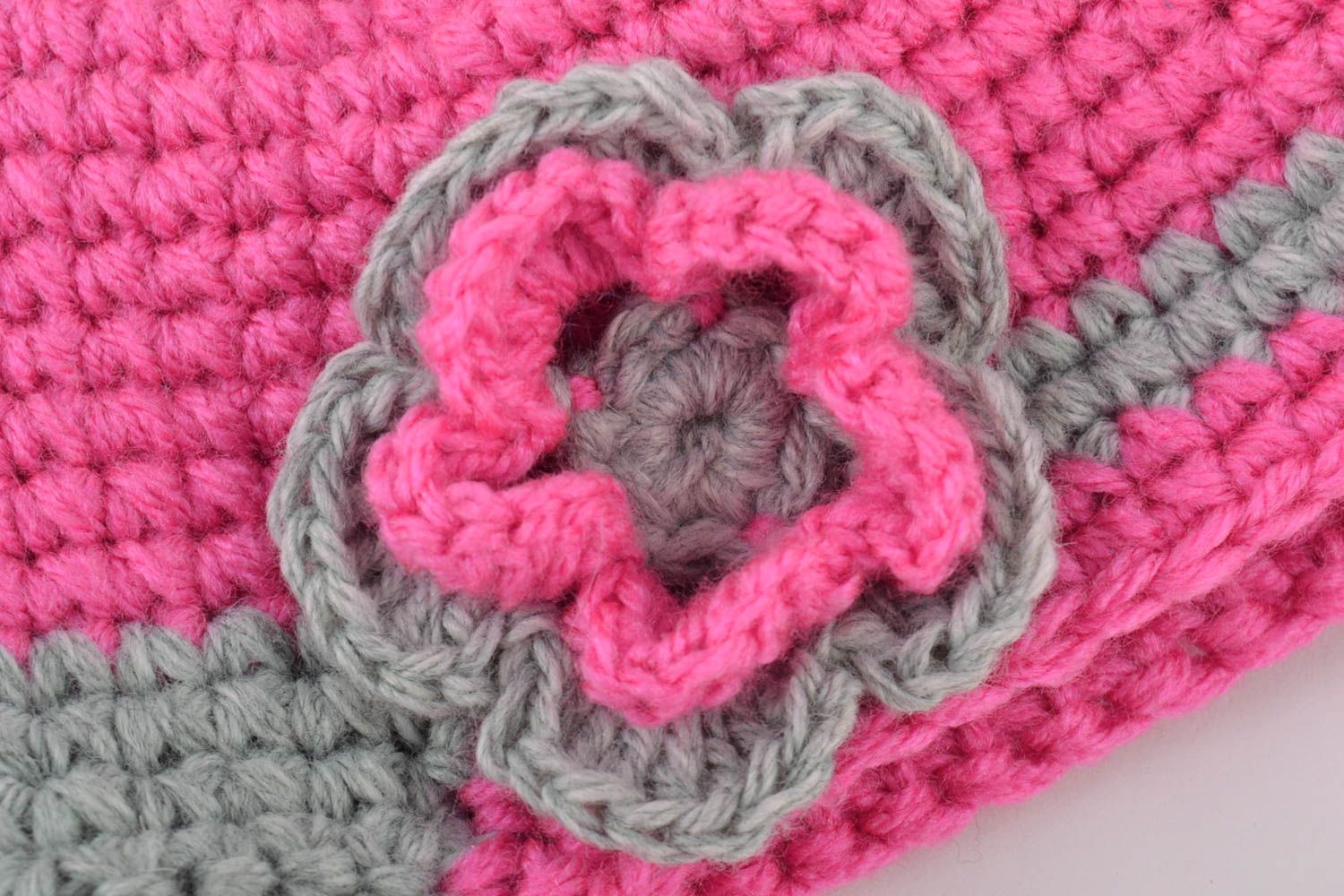 Шапка для девочки на завязках с цветком розовая с серым вязаная ручной работы фото 3