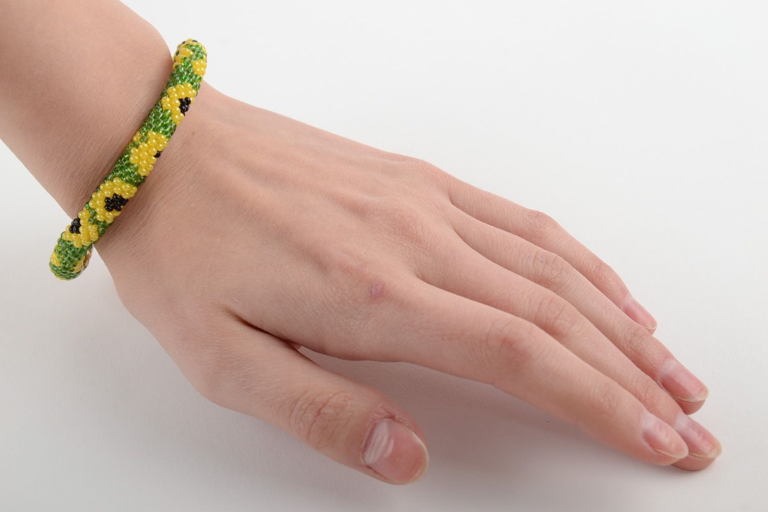 Joli bracelet crocheté de perles de rocaille original vert jaune fait main photo 5