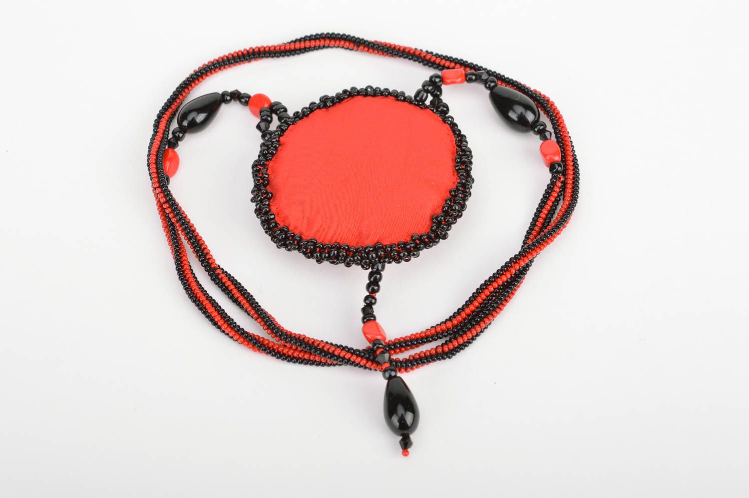 Collier rouge noir en perles de rocaille avec pendentif rond fait main original photo 3