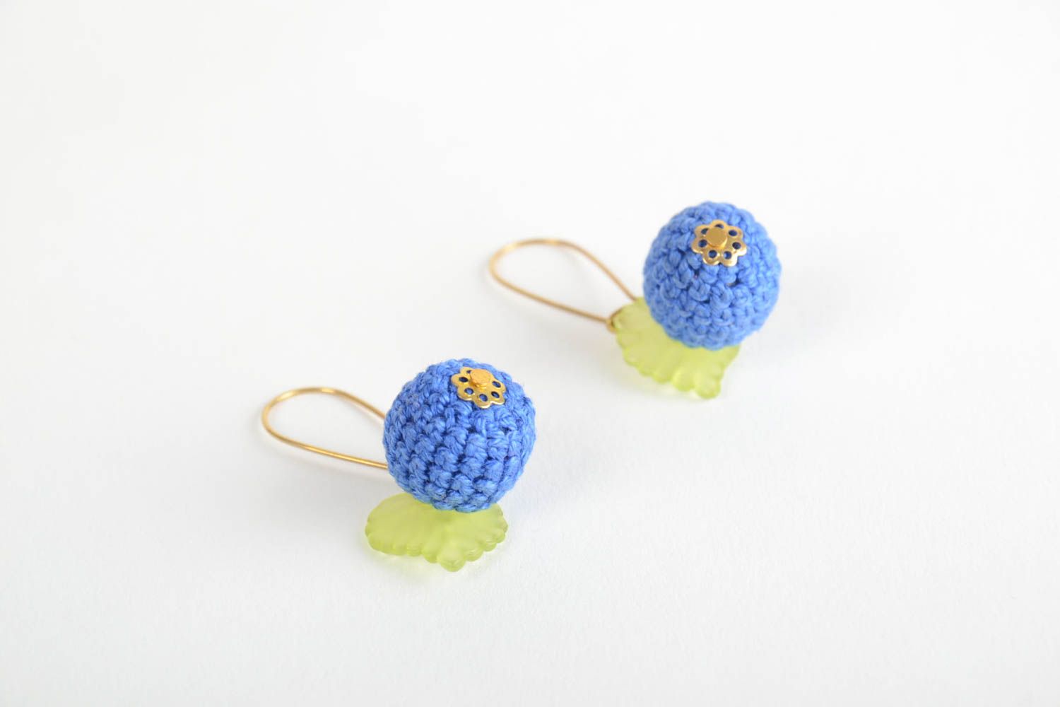 Boucles d'oreilles pendantes tricotées au crochet de créateur faites main bleues photo 5