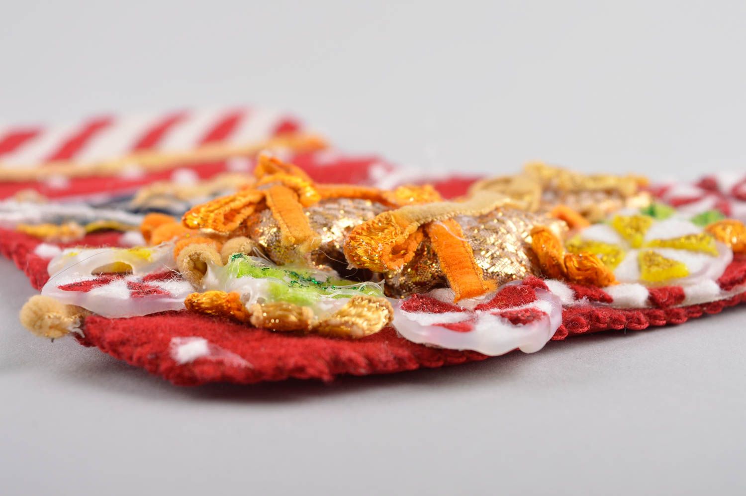 Calcetín de Navidad rojo decorado artesanal elemento decorativo bota navideña foto 5