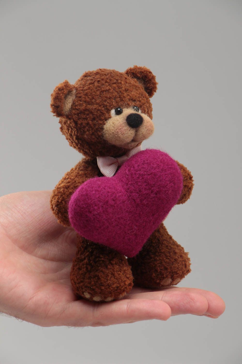 Мягкая вязаная игрушка из пряжи в виде коричневого мишки с сердцем хэнд мэйд фото 5