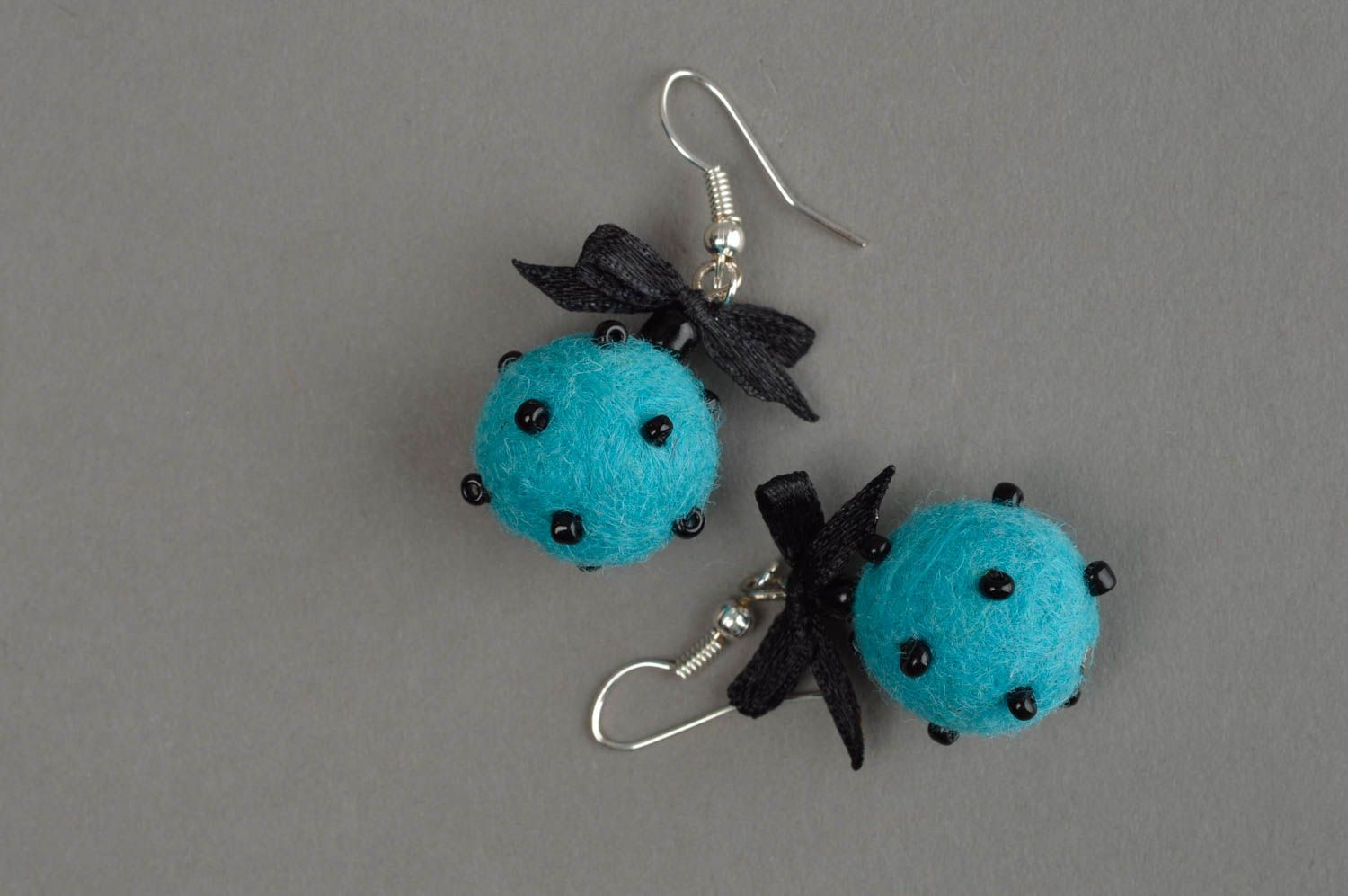Boucles d'oreille rondes pendantes avec nœud bleues en laine feutrée faites main photo 3