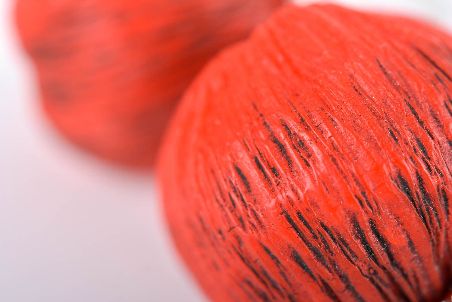 Orecchini belli in argilla polimerica fatti a mano accessorio rosso vivace
 foto 5