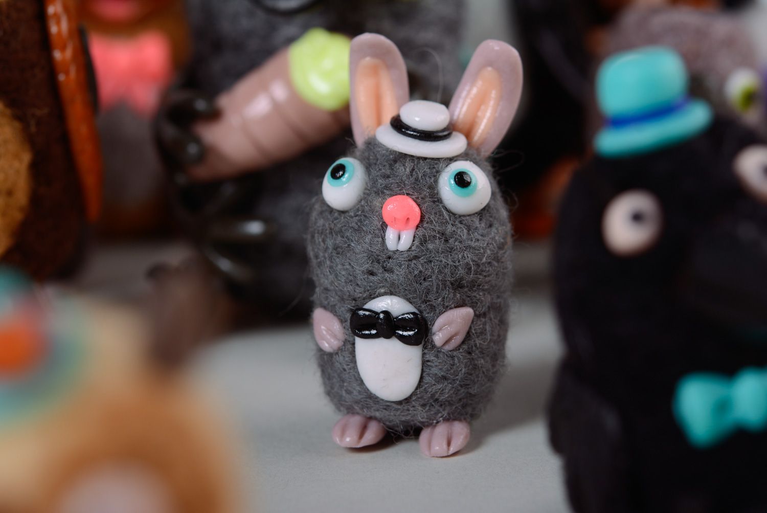 Мягкая игрушка миниатюрная в виде кролика в технике валяния из шерсти фото 4