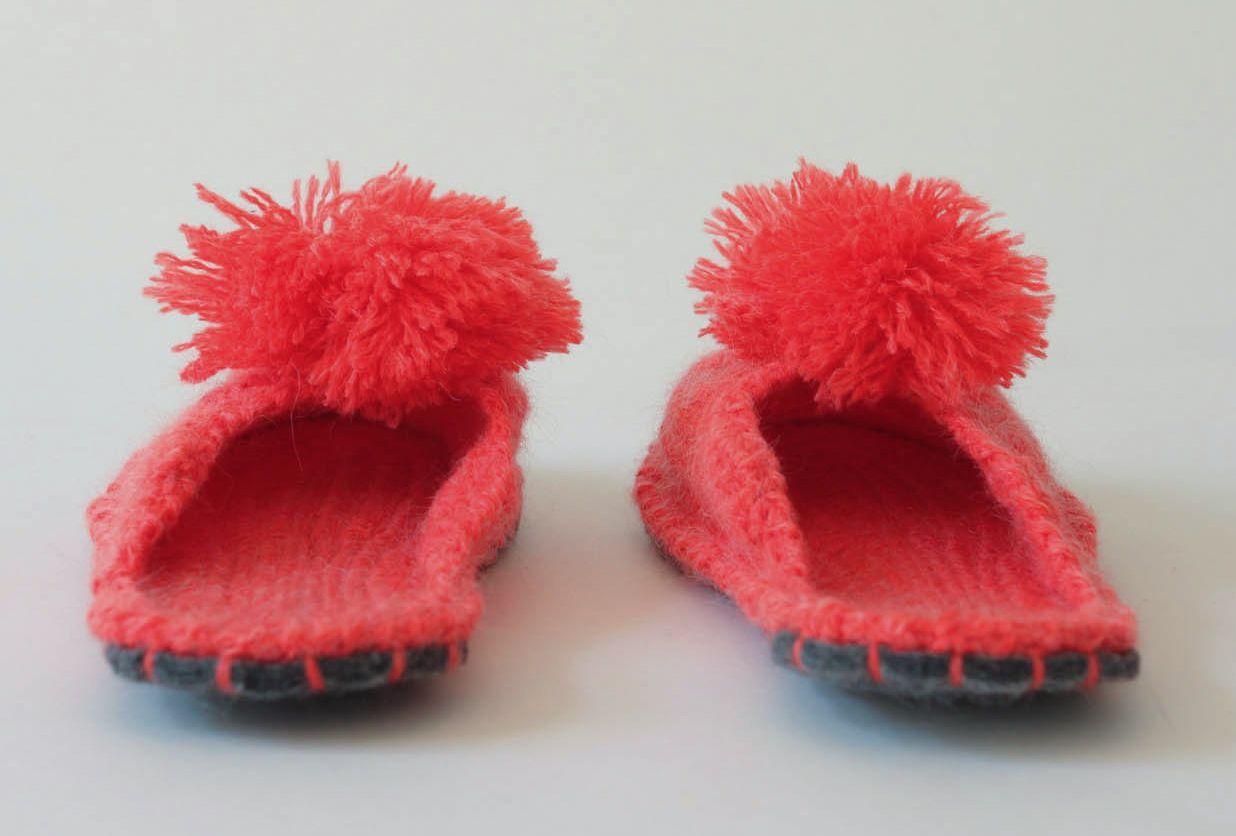 Pantofole da casa fatte a mano di lana in colore rosso da donna belle foto 2