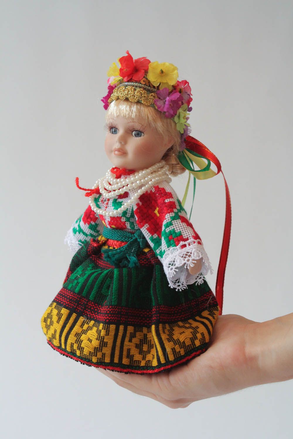 Boneca artesanal decorativa num traje tradicional  foto 4