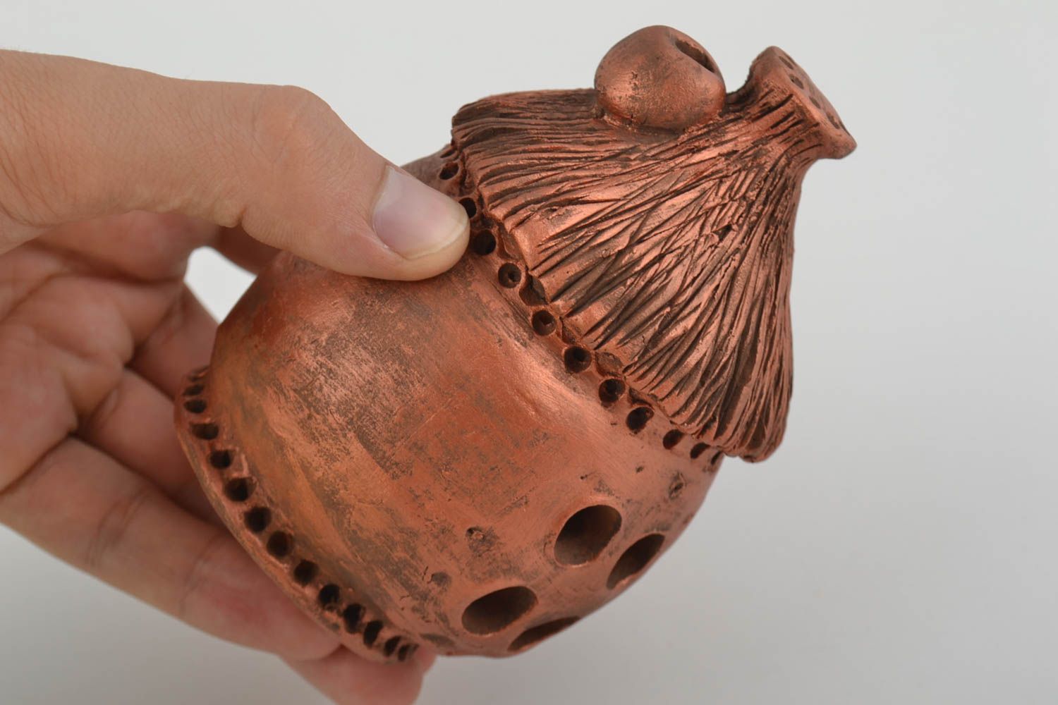 Hucha artesanal de cerámica modelada a mano de arcilla pintada original foto 2