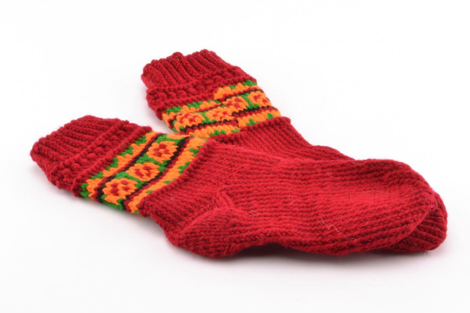Rote selbstgestrickte Socken mit Ornament foto 3