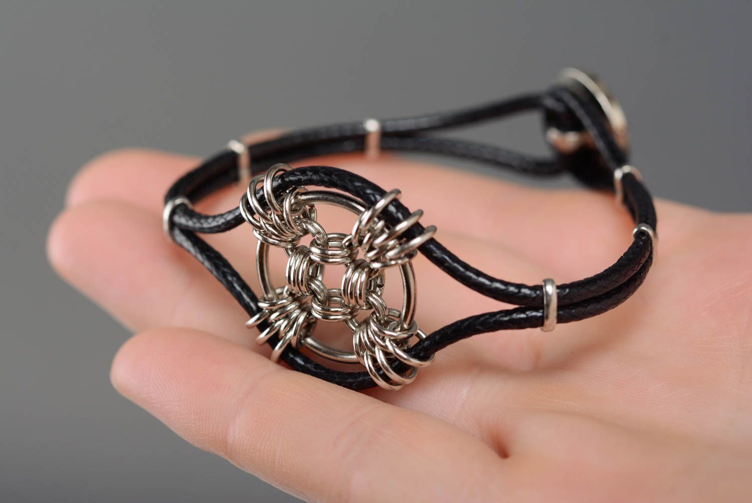 Bracelet en métal et lacet synthétique fait main original bijou pour femme photo 2