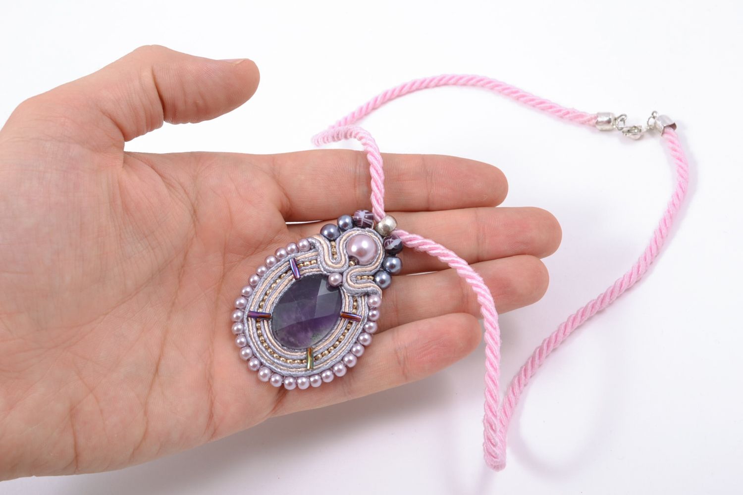 Pendentif soutache rose pastel en fils spéciaux fait main avec perles fantaisie photo 3