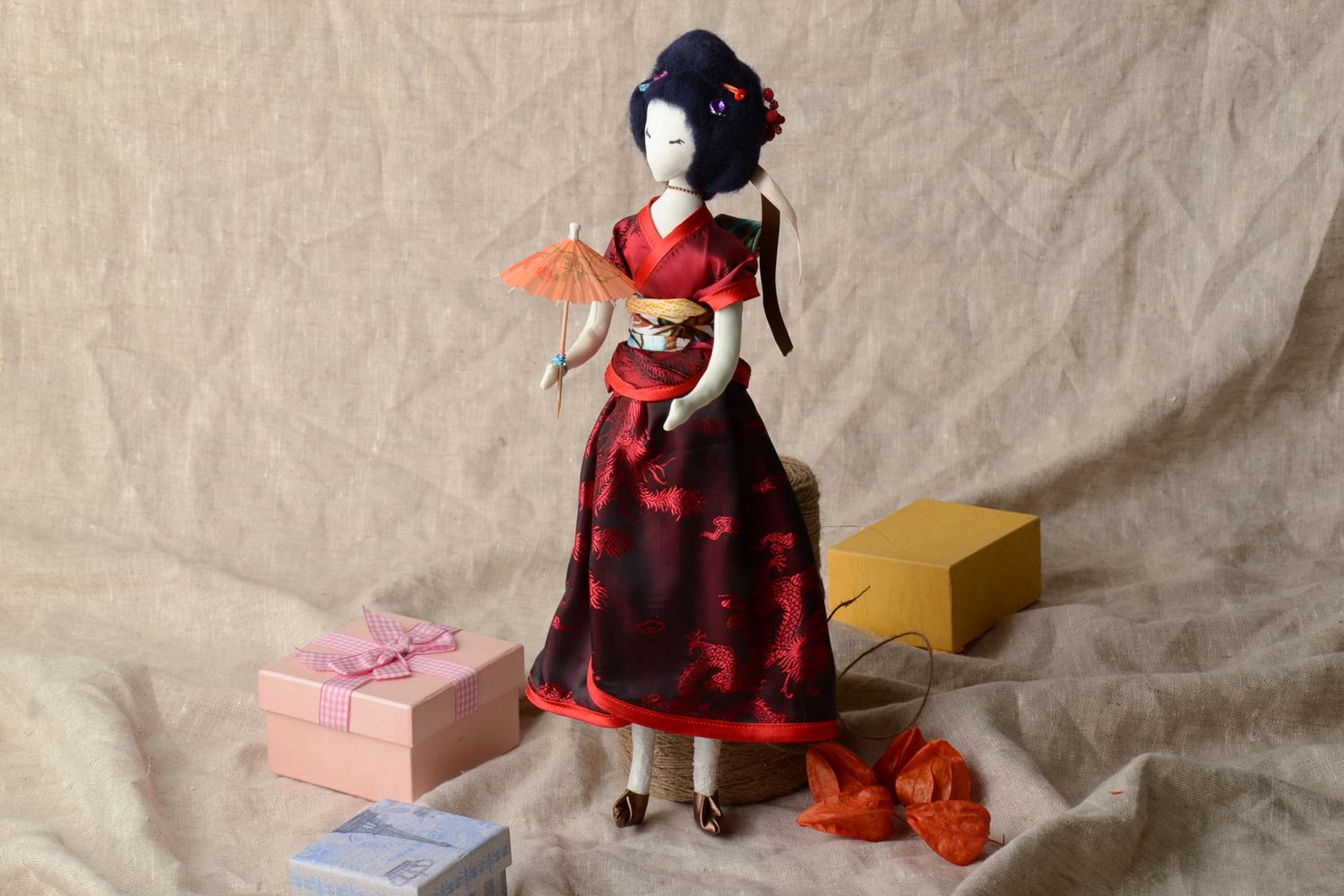 Коллекционная кукла в национальном костюме японка  фото 1