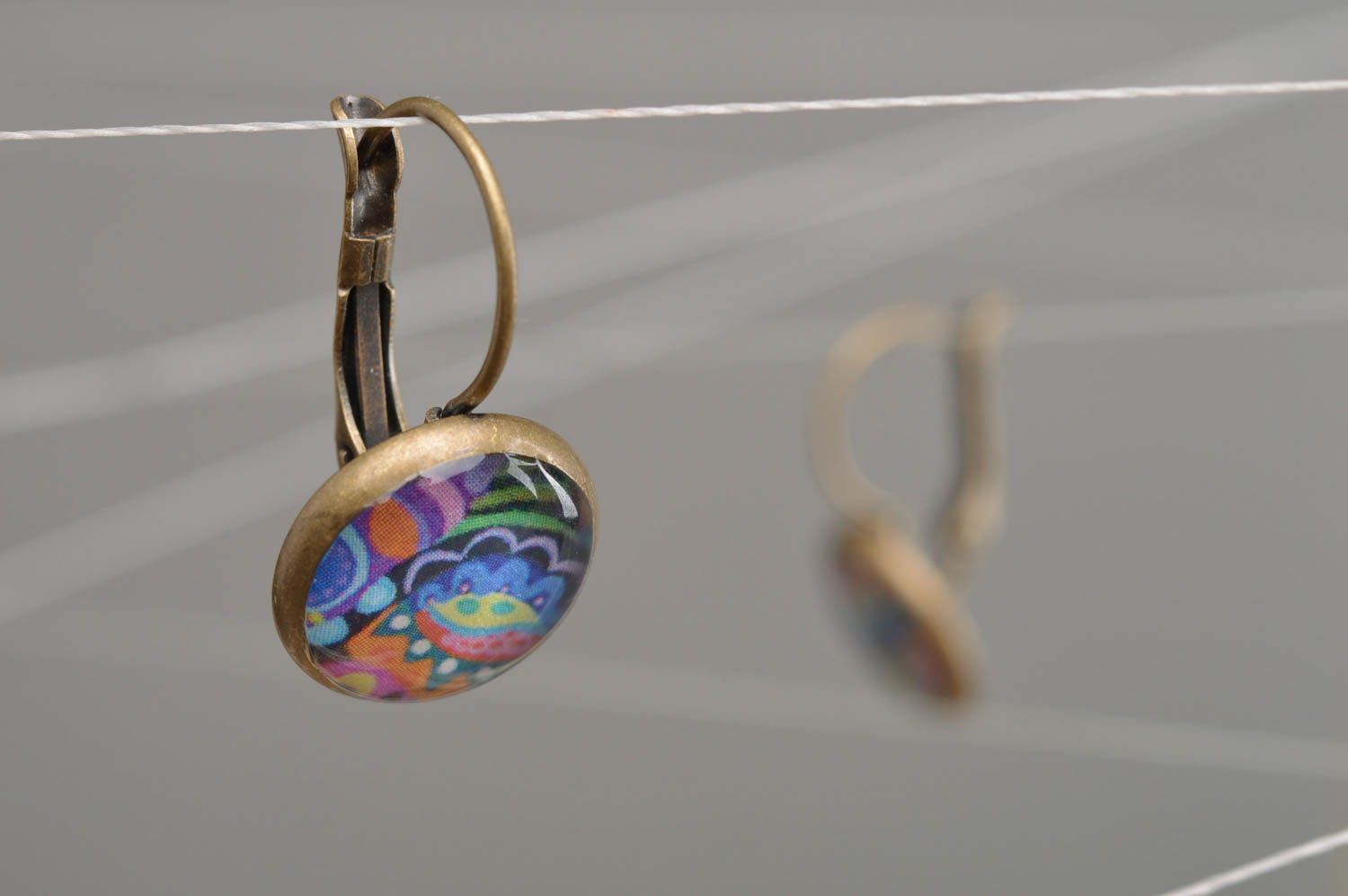Boucles d'oreilles pendantes rondes multicolores en serviettage faites main photo 1