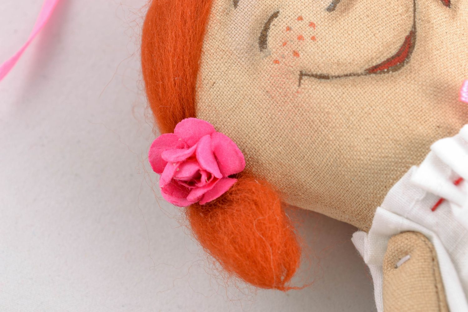 Мягкая интерьерная подвеска кукла с ванильным ароматом фото 3