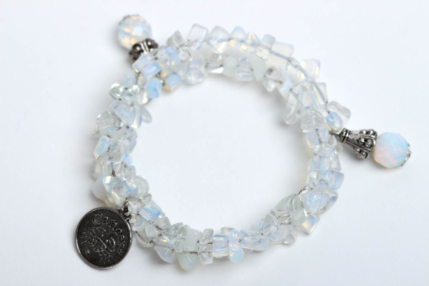 Bracelet pierre de lune Bijou fait main design avec breloques Cadeau femme photo 2
