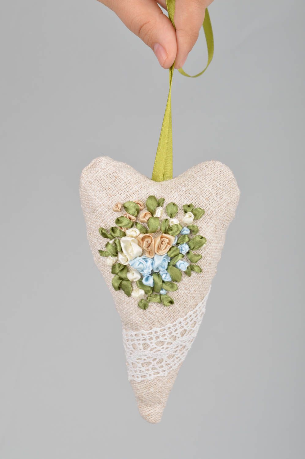 Sachet artesanal con hierbas con forma de corazón de lino bordado con cintas foto 3