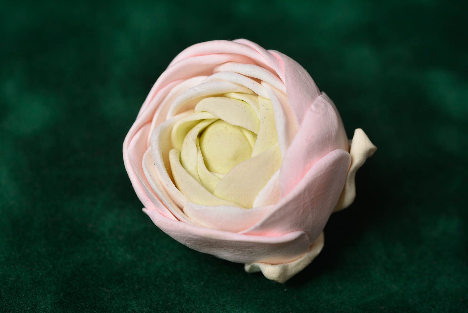 Broche en pâte polymère rose fleur de renoncule faite main accessoire tendre photo 1