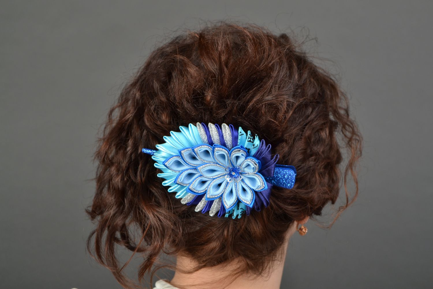 Заколка-зажим для волос из репса и парчи в технике канзаши Перо жар-птицы синее фото 2