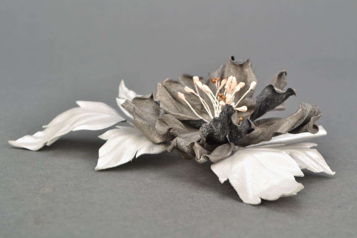 Broche en cuir faite main en forme de fleur  photo 4