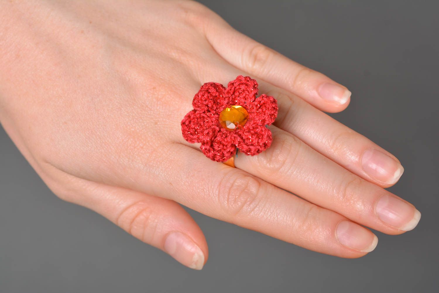 Bague fleur rouge Bijou fait main au crochet en fils de coton Accessoire femme photo 3