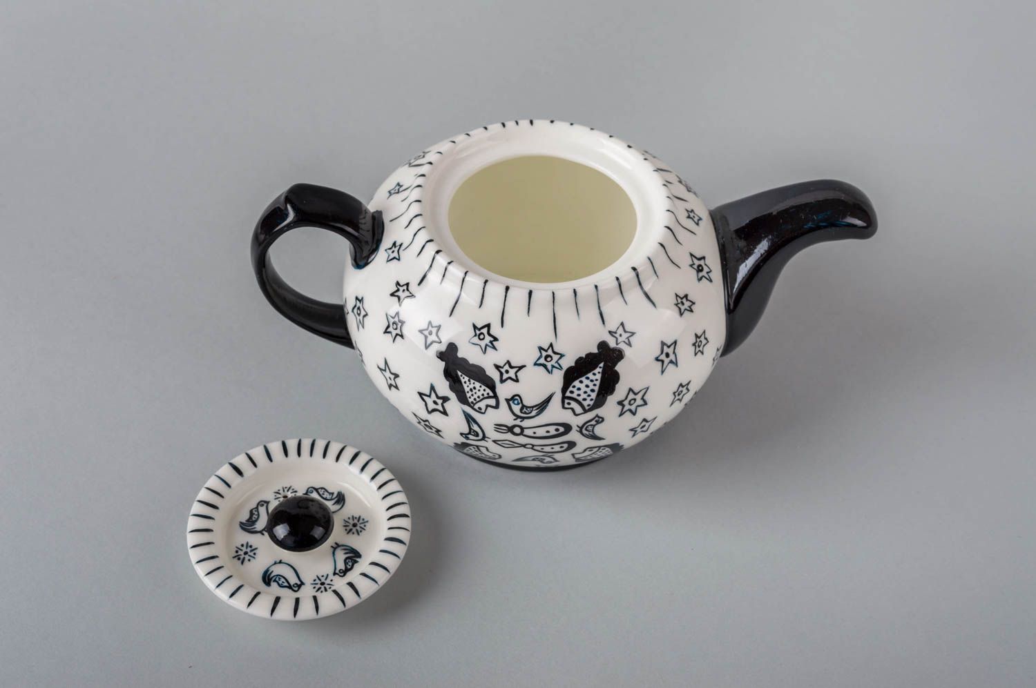 Чайник из глины с росписью ручной работы авторский красивый черный с белым фото 4
