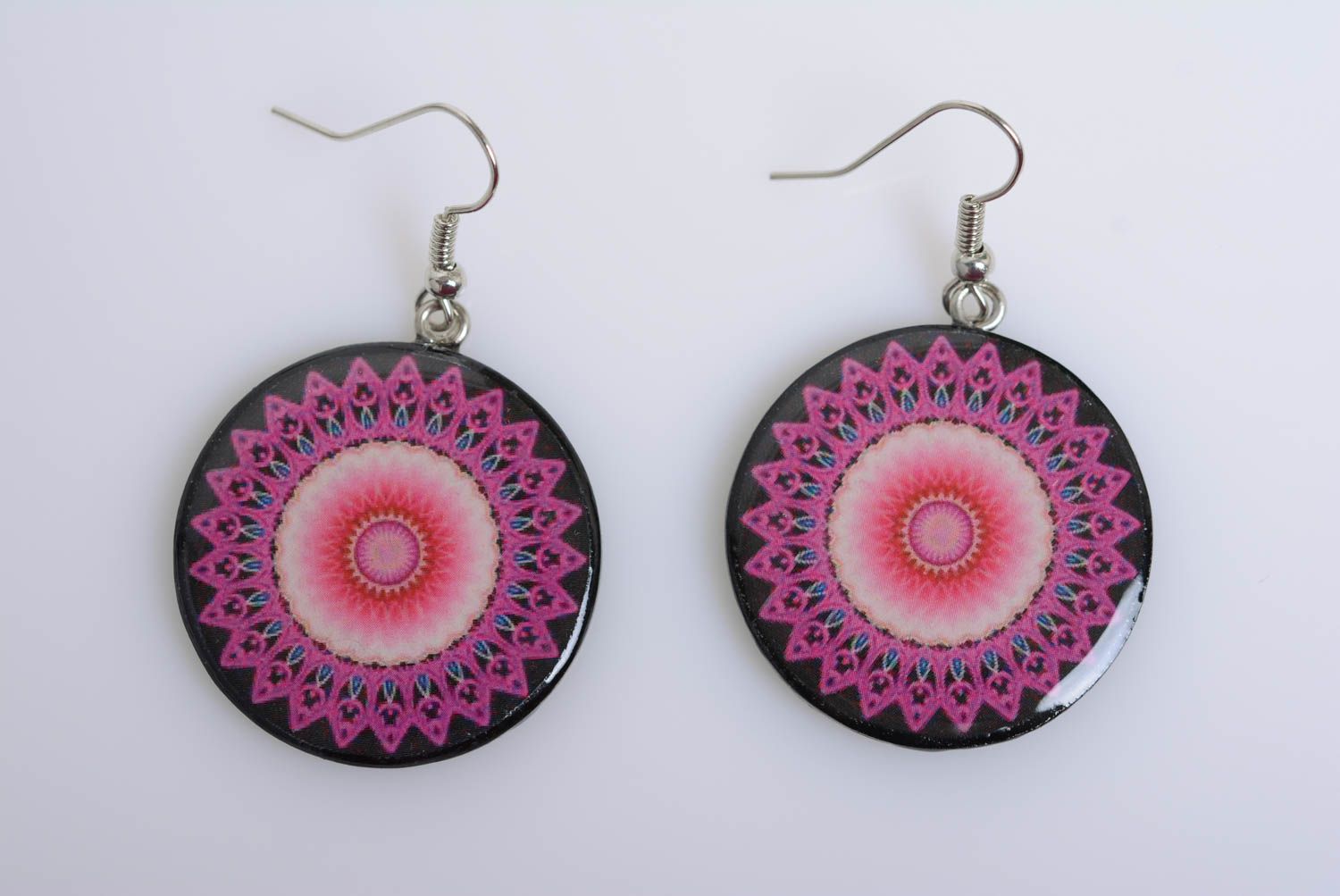 Bunte runde Ohrringe aus Polymer Ton handmade mit Ohrhaken schwarz rosa für Dame foto 5